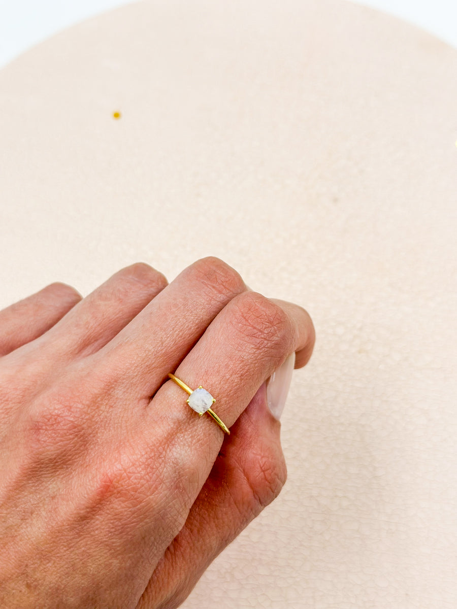 Anillo Piedra Luna | Feminidad y magnetismo.