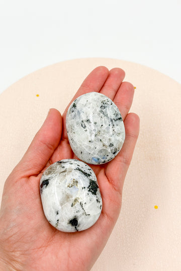 Moonstone Palmstone | Femininity and magnetism 